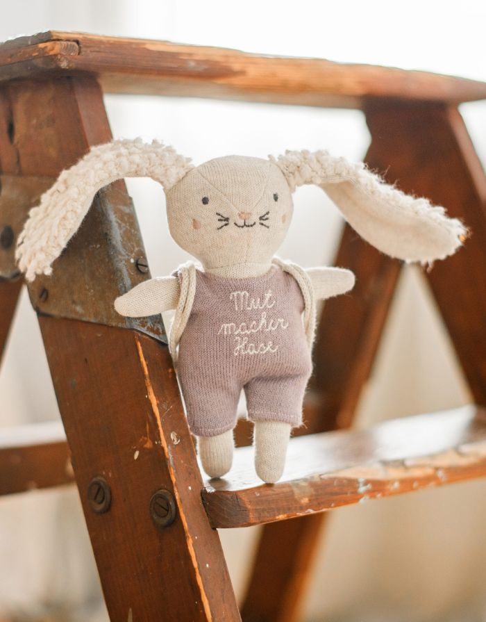 Stofftier Hase Mutmacher I Flieder mit Rucksack