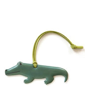 Laden Sie das Bild in den Galerie-Viewer, Reflektierender Taschenanhänger Crocodile von Firefly Reflectors – aus weichem, lederähnlichem Material mit verstellbarem Band, stylisches Accessoire für bessere Sichtbarkeit.
