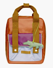 Laden Sie das Bild in den Galerie-Viewer, Reflektierender Taschenanhänger Crocodile von Firefly Reflectors – aus weichem, lederähnlichem Material mit verstellbarem Band, stylisches Accessoire für bessere Sichtbarkeit.
