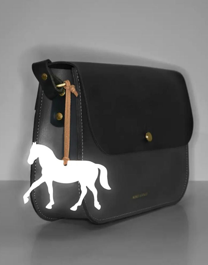 Reflektierender Taschenanhänger Horse in Caramel von Firefly Reflectors – aus weichem, lederähnlichem Material mit verstellbarem Band, stilvolles Accessoire für mehr Sichtbarkeit.