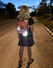 Laden Sie das Bild in den Galerie-Viewer, Reflektierender Taschenanhänger Herz in Anthrazit von Firefly Reflectors – aus weichem, lederähnlichem Material mit verstellbarem Band, stilvolles Accessoire für mehr Sichtbarkeit.
