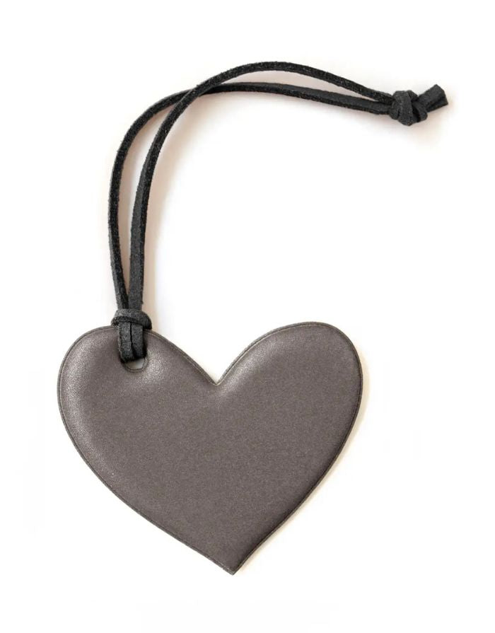 Reflektierender Taschenanhänger Herz in Anthrazit von Firefly Reflectors – aus weichem, lederähnlichem Material mit verstellbarem Band, stilvolles Accessoire für mehr Sichtbarkeit.