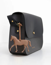 Laden Sie das Bild in den Galerie-Viewer, Reflektierender Taschenanhänger Horse in Caramel von Firefly Reflectors – aus weichem, lederähnlichem Material mit verstellbarem Band, stilvolles Accessoire für mehr Sichtbarkeit.
