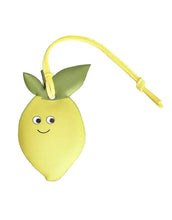 Laden Sie das Bild in den Galerie-Viewer, Reflektierender Taschenanhänger Lemon von Firefly Reflectors – aus weichem, lederähnlichem Material mit verstellbarem Band, stylisches Accessoire für bessere Sichtbarkeit.
