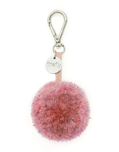 Reflektierender Pom Pom Anhänger in Rosa von Firefly Reflectors aus flauschigem Garn mit reflektierendem Faden und Band – stilvolles Accessoire für Taschen und Rucksäcke.