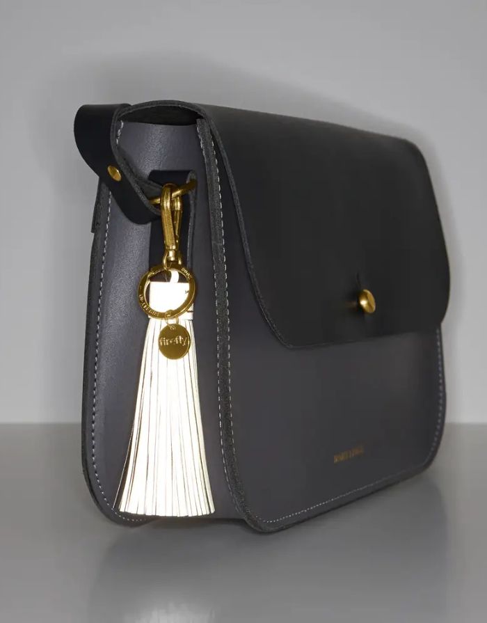 Reflektierender Taschenanhänger Quaste Schokolade von Firefly Reflectors – weiches, lederähnliches Material mit Handstickerei, Schlüsselring und Metallhaken, stylisches Accessoire für bessere Sichtbarkeit.