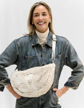 Laden Sie das Bild in den Galerie-Viewer, Tasche Fanny PackI Faux Fur
