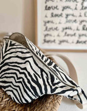 Laden Sie das Bild in den Galerie-Viewer, Bauchtasche I Zebra Greige
