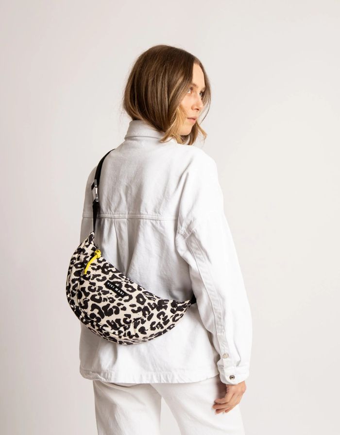 Padded Hip Bag Medium I Leo Splashes Black/Sand