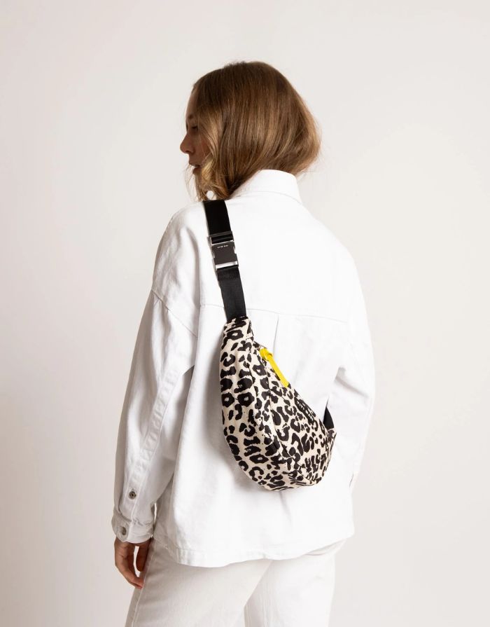 Padded Hip Bag Medium I Leo Splashes Black/Sand