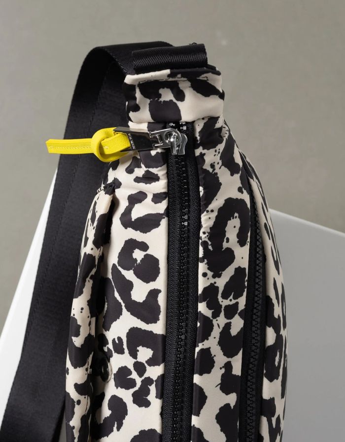 Padded Hip Bag Medium I Leo Splashes Black/Sand