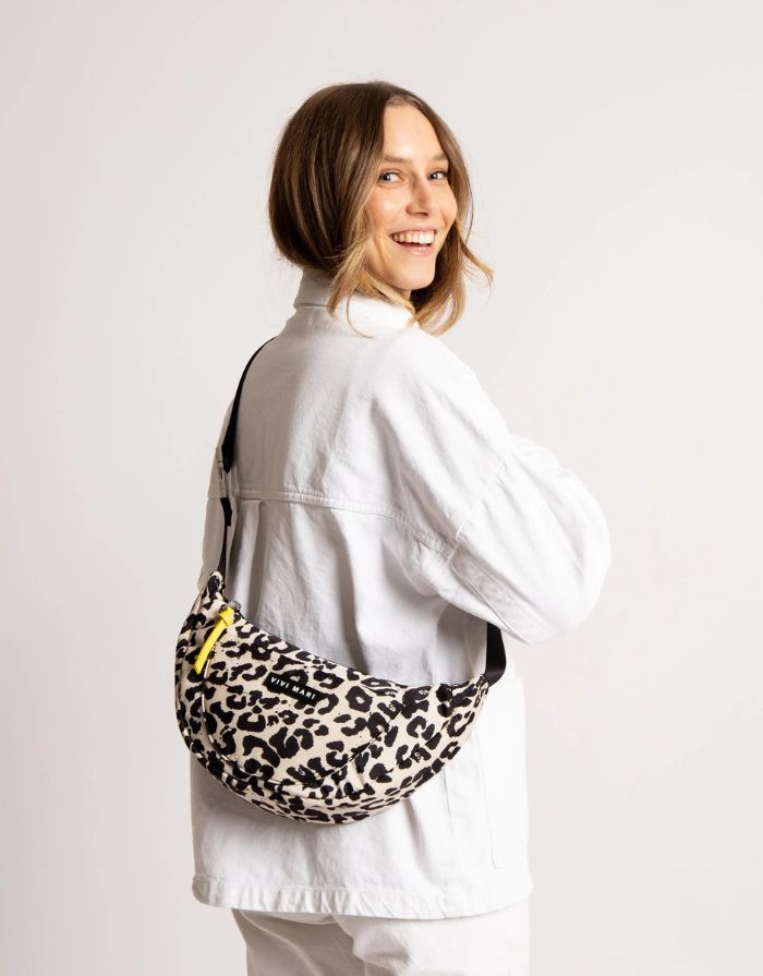 Padded Hip Bag Medium I Leo Splashes Black/Sand