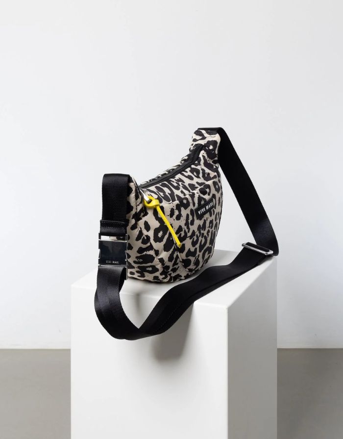 Padded Hip Bag Medium I Leo Splashes Black/Sand