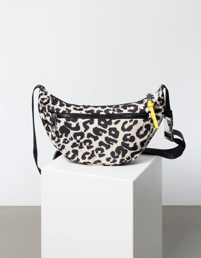 Padded Hip Bag Medium I Leo Splashes Black/Sand