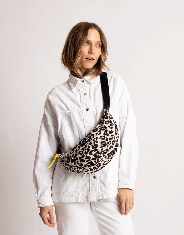 Padded Hip Bag Medium I Leo Splashes Black/Sand