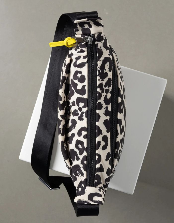Padded Hip Bag Medium I Leo Splashes Black/Sand