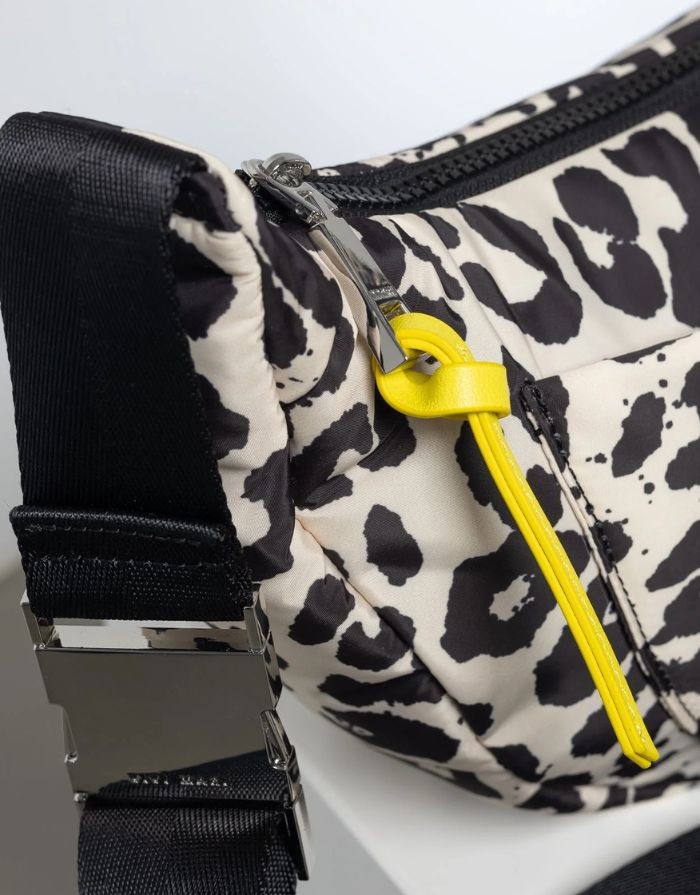 Padded Hip Bag Medium I Leo Splashes Black/Sand