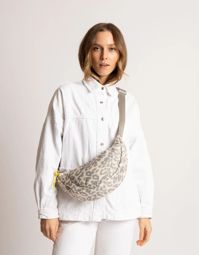 Padded Hip Bag Medium I Leo Splashes Grey/Sand