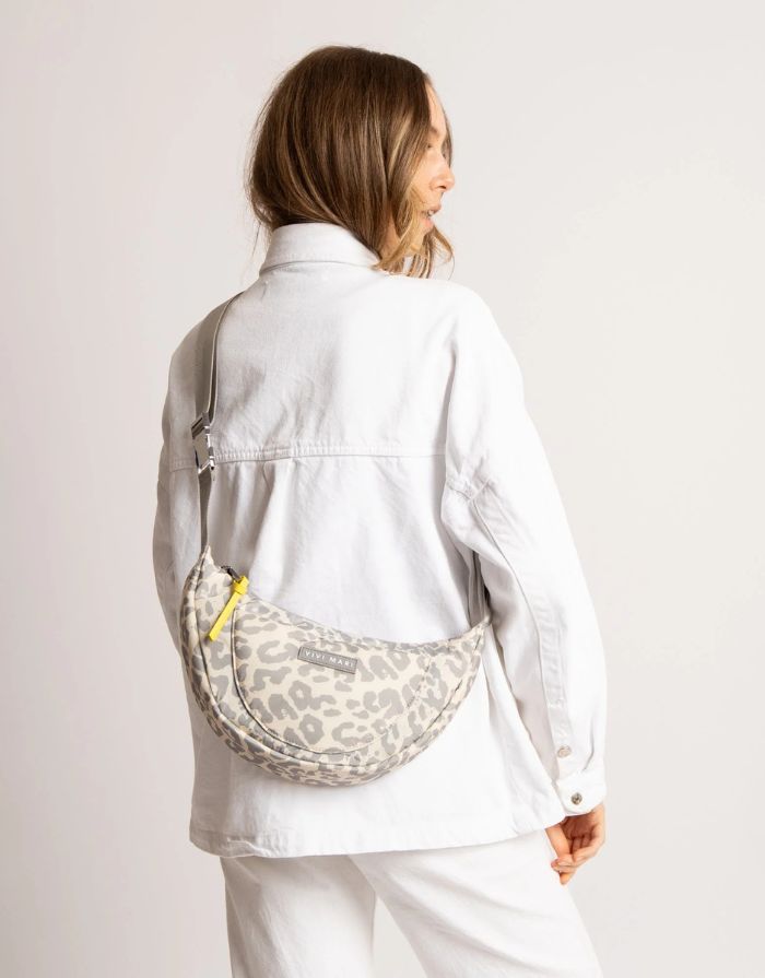 Padded Hip Bag Medium I Leo Splashes Grey/Sand