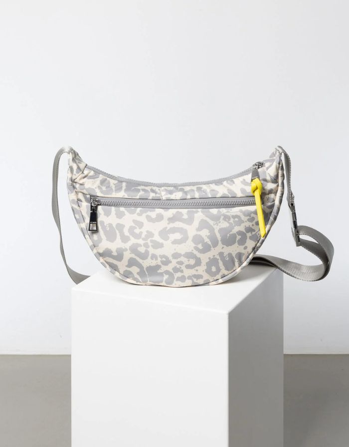 Padded Hip Bag Medium I Leo Splashes Grey/Sand