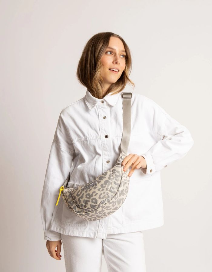 Padded Hip Bag Medium I Leo Splashes Grey/Sand