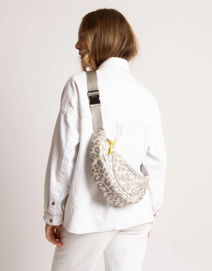 Padded Hip Bag Medium I Leo Splashes Grey/Sand
