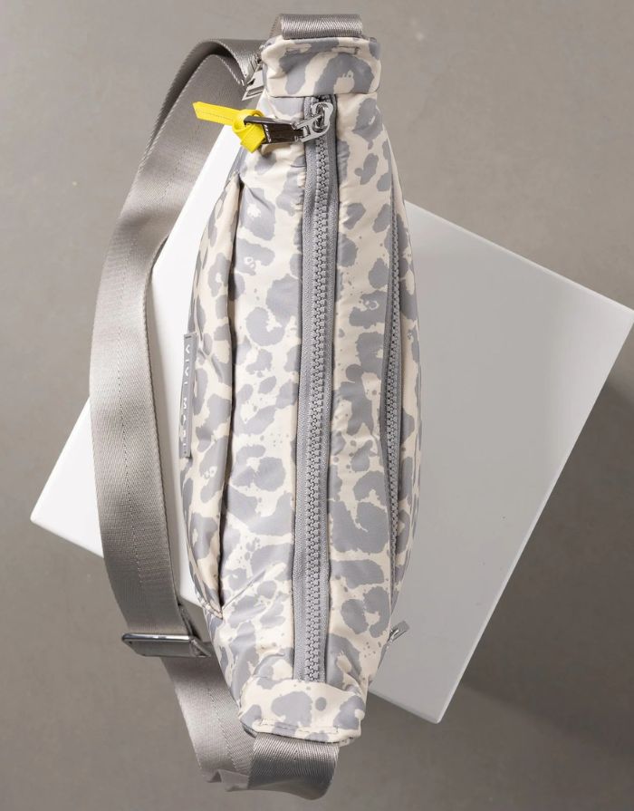 Padded Hip Bag Medium I Leo Splashes Grey/Sand