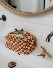 Laden Sie das Bild in den Galerie-Viewer, Kulturtasche Vic I Checks Strawberry Caramel
