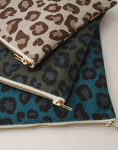 Laden Sie das Bild in den Galerie-Viewer, Pouch Lili I Leopard Brown
