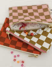 Laden Sie das Bild in den Galerie-Viewer, Purse Marie I Checks Strawberry Caramel
