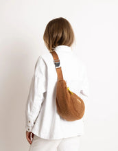 Laden Sie das Bild in den Galerie-Viewer, Teddy Hip Bag Medium I Caramel
