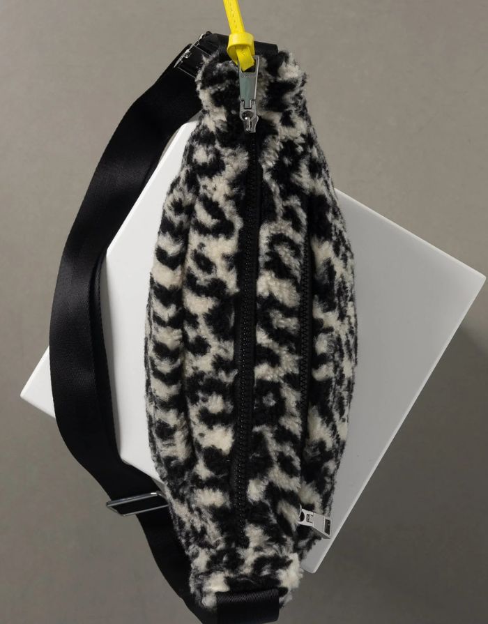 Teddy Hip Bag Medium I Leo Splashes Black/Sand
