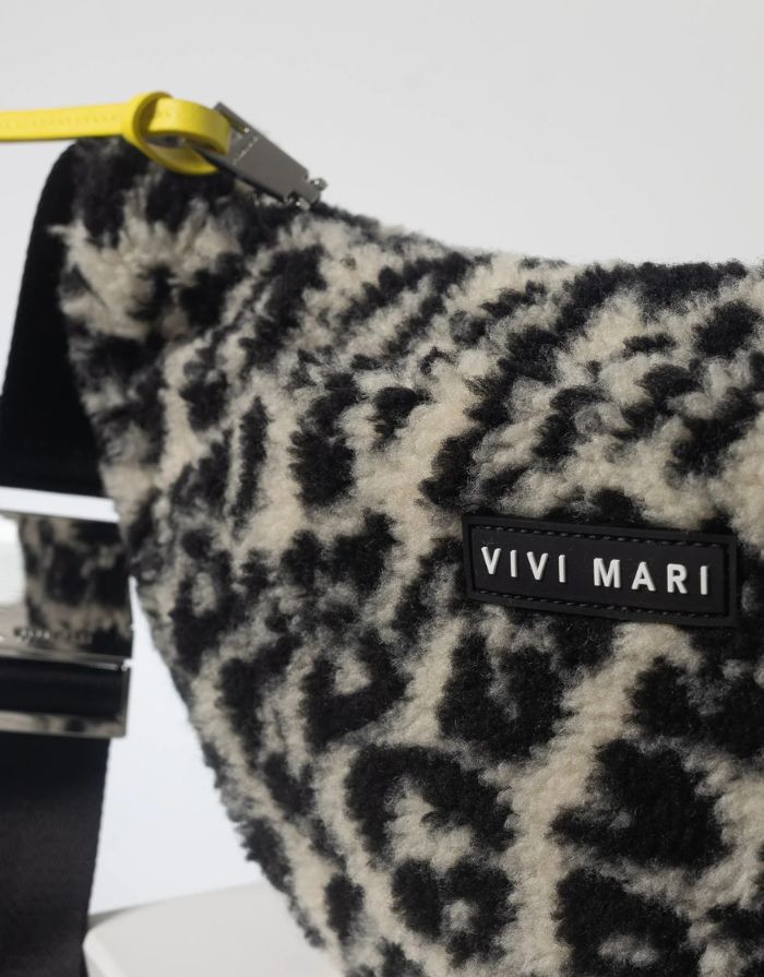 Teddy Hip Bag Medium I Leo Splashes Black/Sand