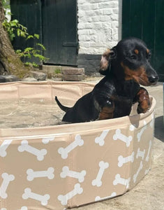 Beiger Hundepool Bonebash ø80 cm von Swim Essentials mit Knochenprint – perfekte Abkühlung für Hunde im Sommer.