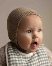 Laden Sie das Bild in den Galerie-Viewer, Strickmütze Dolly I Sand

