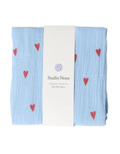 Laden Sie das Bild in den Galerie-Viewer, Musselin Swaddle 120 x 120cm I Light Blue Hearts
