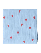 Laden Sie das Bild in den Galerie-Viewer, Musselin Swaddle 120 x 120cm I Light Blue Hearts
