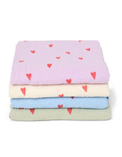 Laden Sie das Bild in den Galerie-Viewer, Musselin Swaddle 120 x 120cm I Light Blue Hearts
