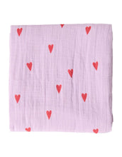 Laden Sie das Bild in den Galerie-Viewer, Musselin Swaddle 120 x 120cm I Lilac Hearts
