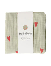 Laden Sie das Bild in den Galerie-Viewer, Musselin Swaddle 70x70cm I Sage Green Hearts
