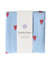Laden Sie das Bild in den Galerie-Viewer, Musselin Swaddle 70x70cm I Light Blue Hearts
