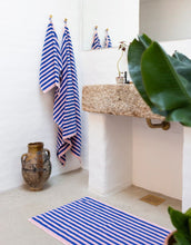 Laden Sie das Bild in den Galerie-Viewer, Badematte Naram I Dazzling Blue/Rose
