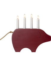Laden Sie das Bild in den Galerie-Viewer, Fensterleuchter Gry in Rot von Star Trading, Schwein-Design mit 4 warmweißen E10-Lichtern, Textilkabel Gold, 28,5 x 28 x 7 cm, geeignet für Innenbereiche.
