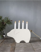 Laden Sie das Bild in den Galerie-Viewer, Fensterleuchter Gry in Weiß von Star Trading, Schwein-Design mit 4 warmweißen E10-Lichtern, Textilkabel Gold, 28,5 x 28 x 7 cm, geeignet für Innenbereiche.
