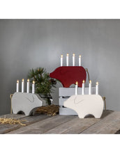 Laden Sie das Bild in den Galerie-Viewer, Fensterleuchter Gry in Weiß von Star Trading, Schwein-Design mit 4 warmweißen E10-Lichtern, Textilkabel Gold, 28,5 x 28 x 7 cm, geeignet für Innenbereiche.
