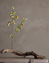 Laden Sie das Bild in den Galerie-Viewer, Kunstblume Hawthorn Zweig I Gelb
