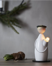 Laden Sie das Bild in den Galerie-Viewer, Lucia Classic Lampe von Star Trading aus Holz, B 12 cm × H 24 cm × T 12 cm, E14-Fassung, Kabellänge 180 cm, warmes Licht für Fensterbank, Tisch oder Weihnachtsdekoration.
