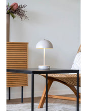 Laden Sie das Bild in den Galerie-Viewer, Tischlampe Holt LED I Sand
