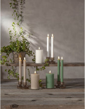 Laden Sie das Bild in den Galerie-Viewer, LED-Wachskerzen Flamme Stripe 2er-Set in Beige von Star Trading, 25 cm hoch, warmweiße LED-Flamme, geriffelte Wachsoberfläche, Timerfunktion, batteriebetrieben, für Innenbereiche.
