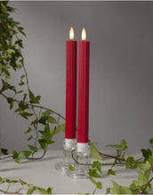 Laden Sie das Bild in den Galerie-Viewer, LED-Wachskerzen Flamme Stripe 2er-Set in Rot von Star Trading, 25 cm hoch, warmweiße LED-Flamme, geriffelte Wachsoberfläche, Timerfunktion, batteriebetrieben, für Innenbereiche.

